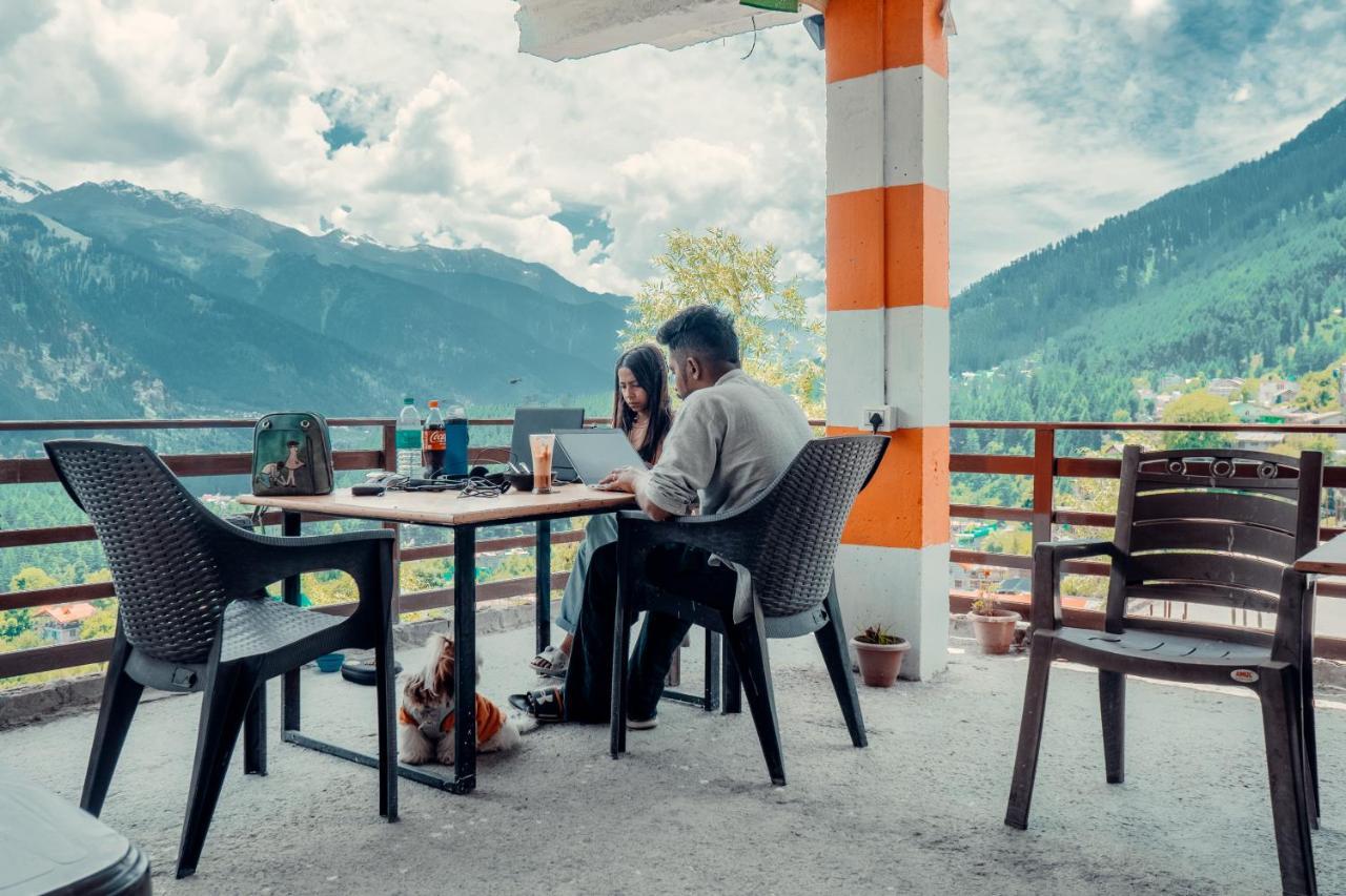 Cafe Monkbase- Food And Stay Manali  Ngoại thất bức ảnh