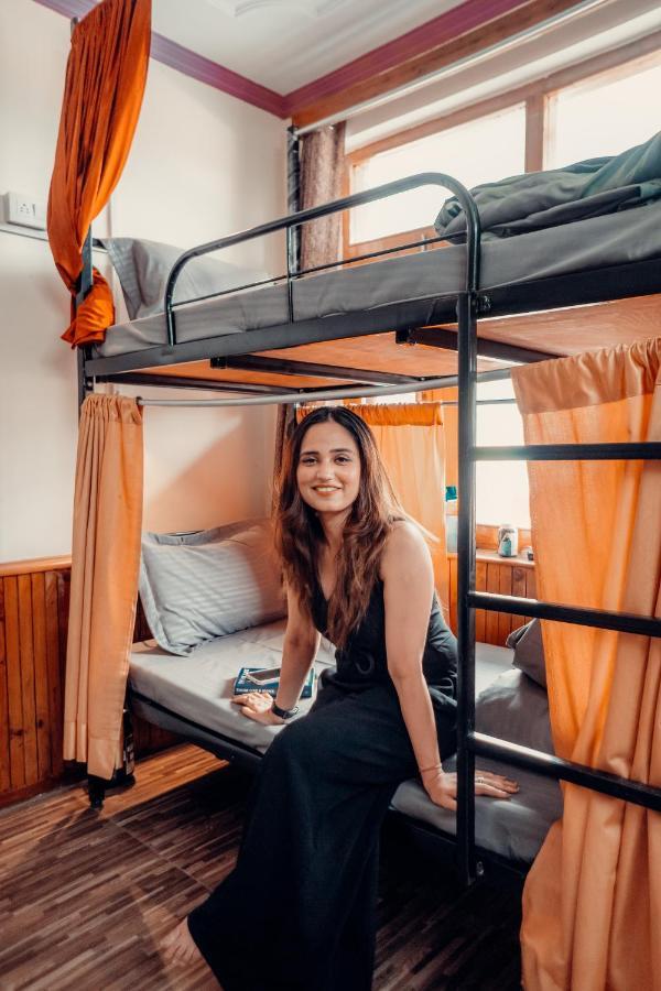 Cafe Monkbase- Food And Stay Manali  Ngoại thất bức ảnh
