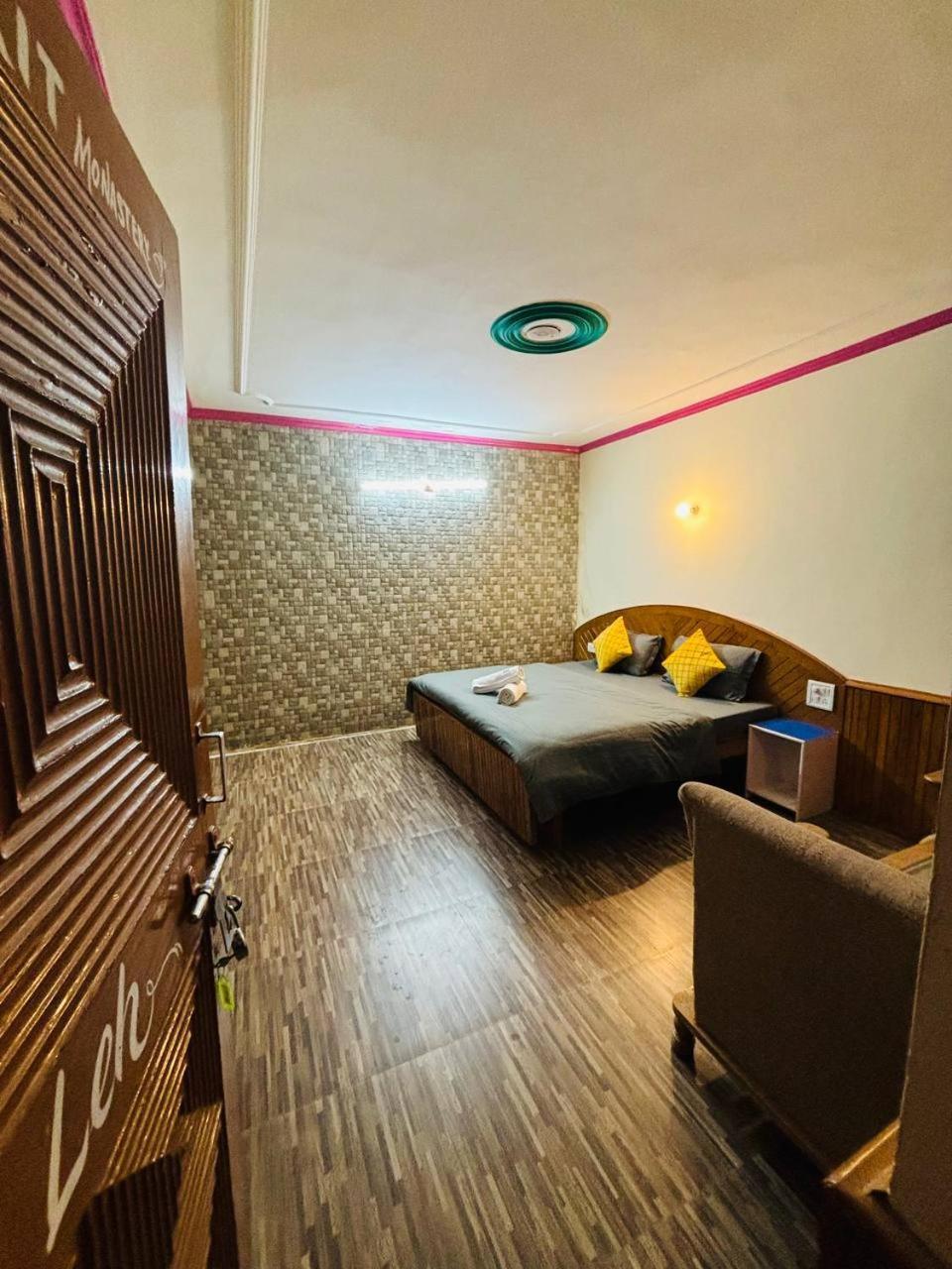 Cafe Monkbase- Food And Stay Manali  Ngoại thất bức ảnh